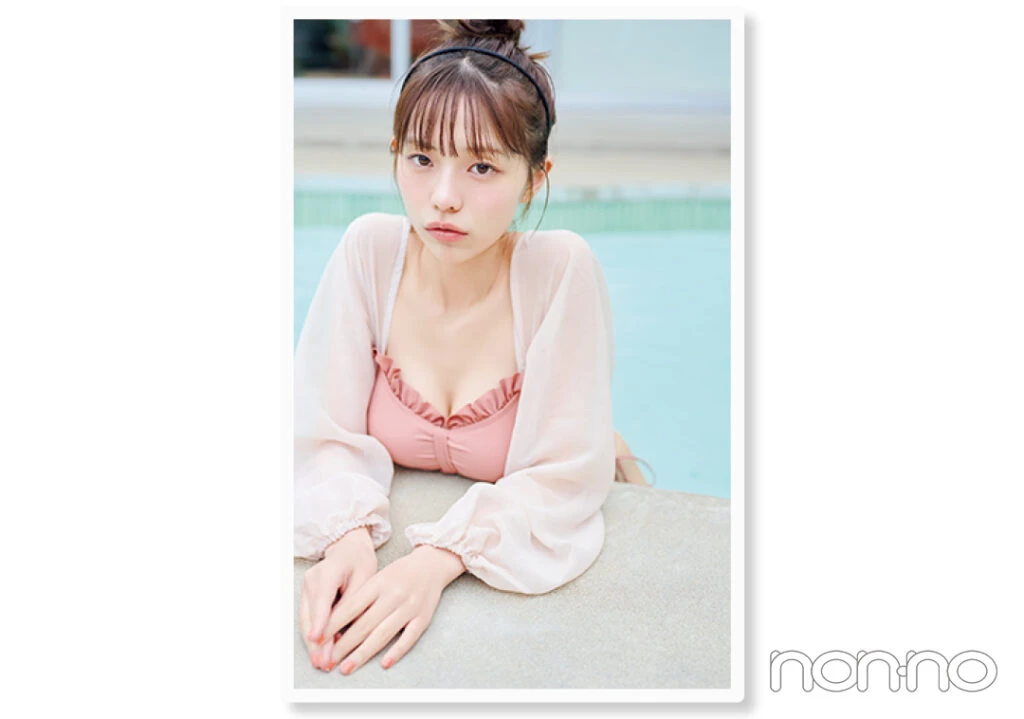菊地姫奈の海、プールで盛れる写真テク 気になる下半身はプールの中に隠す