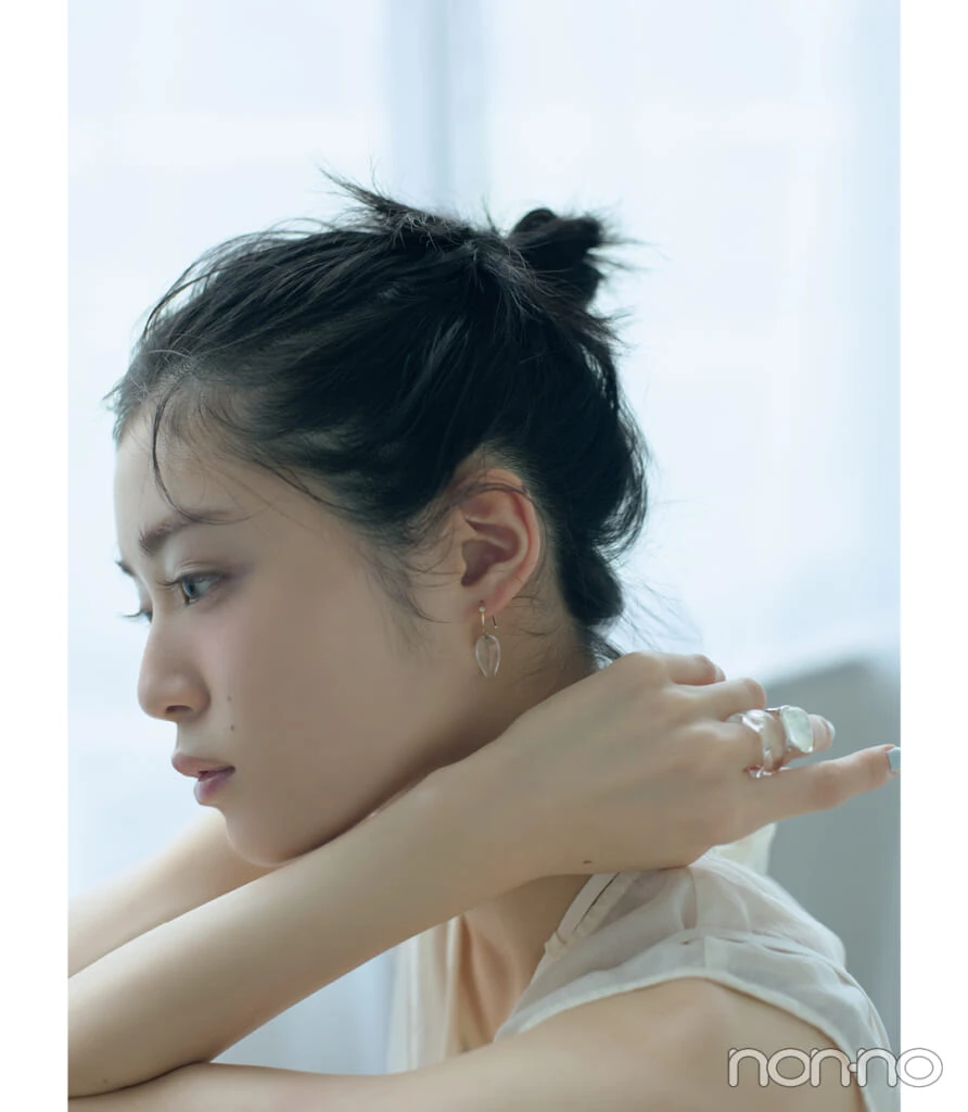 夏のクリアアクセを付ける吉田美月喜