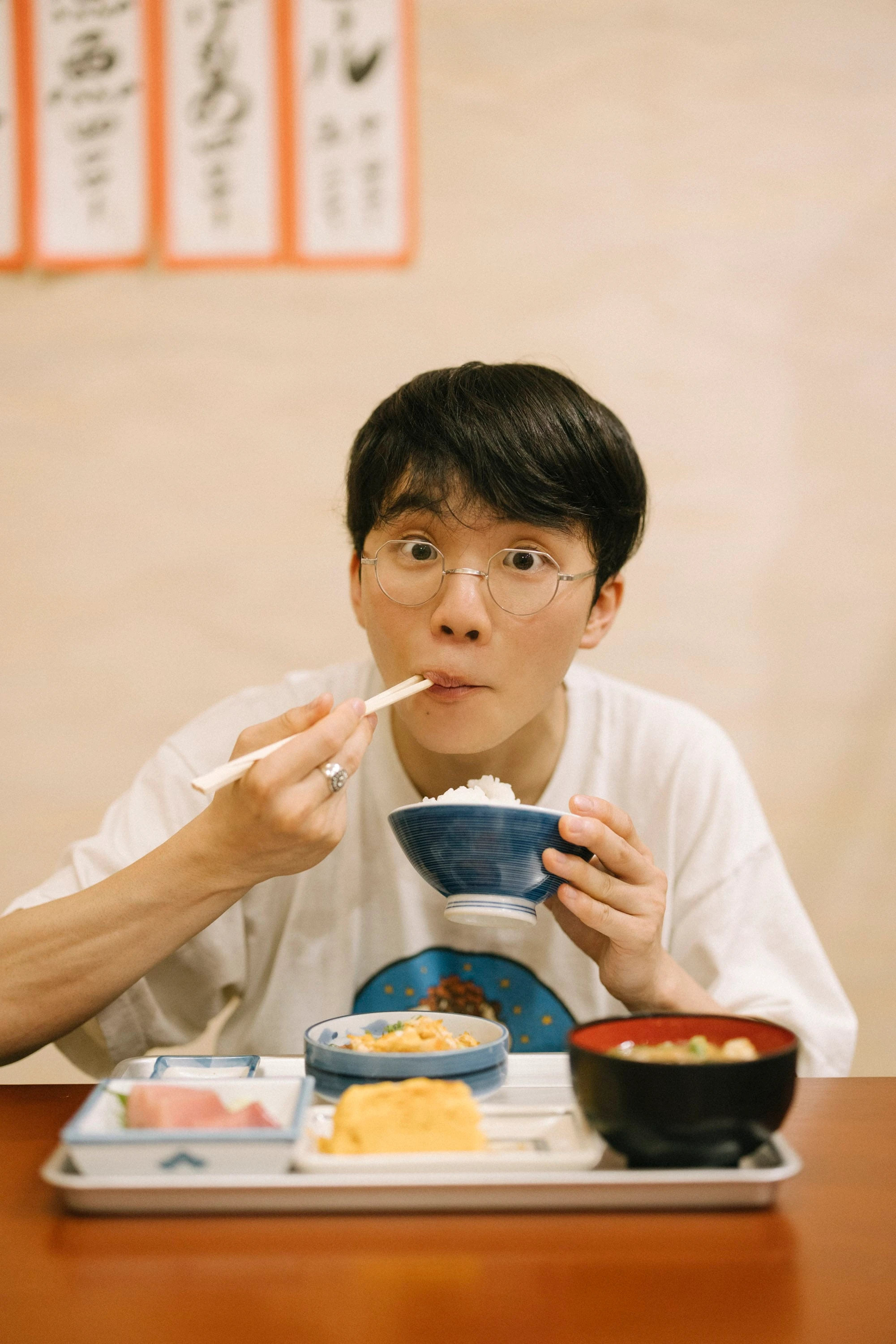 銀シャリenで定食を食べる友野一希さん
