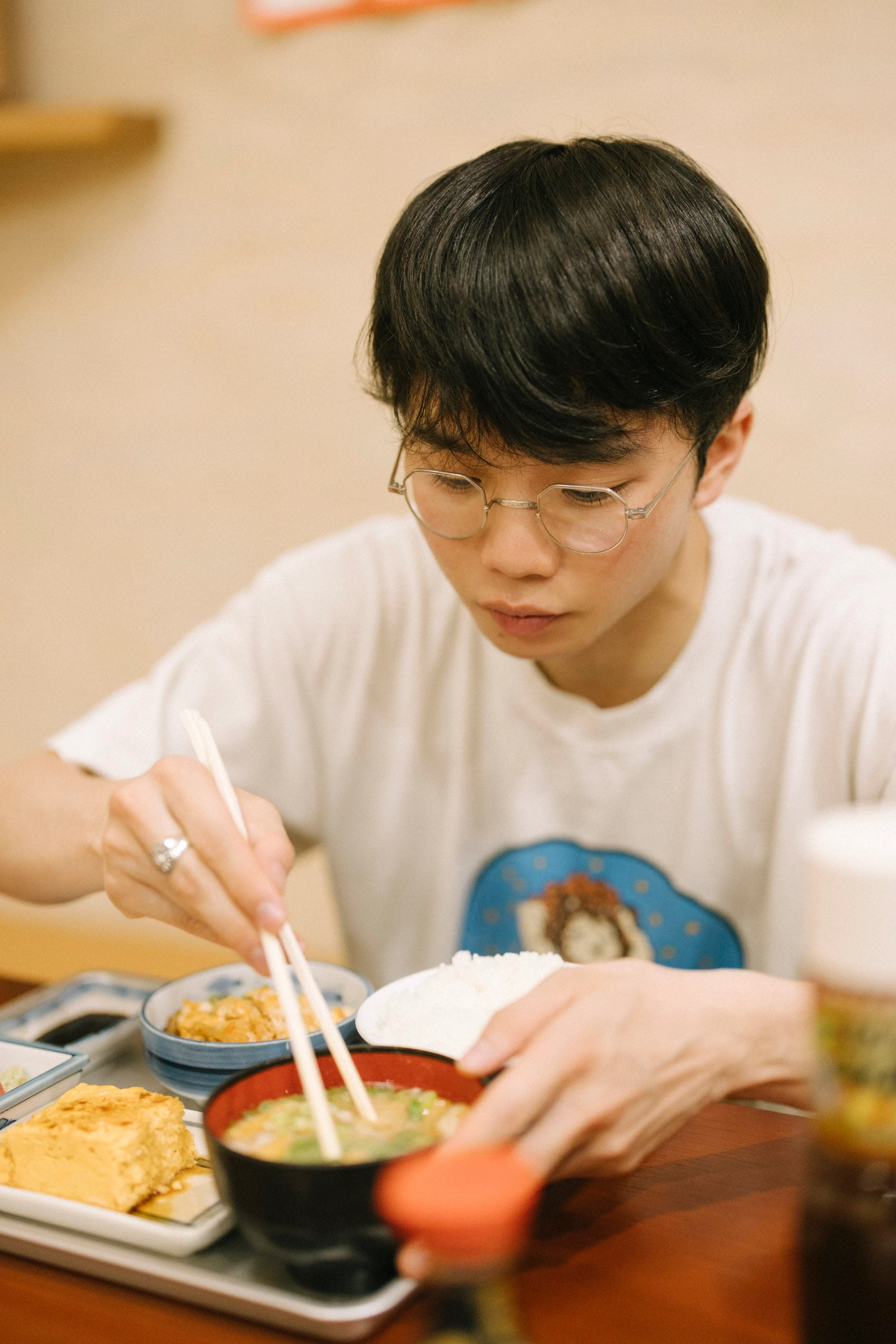 行きつけの銀シャリenで食事を楽しむ友野一希さん