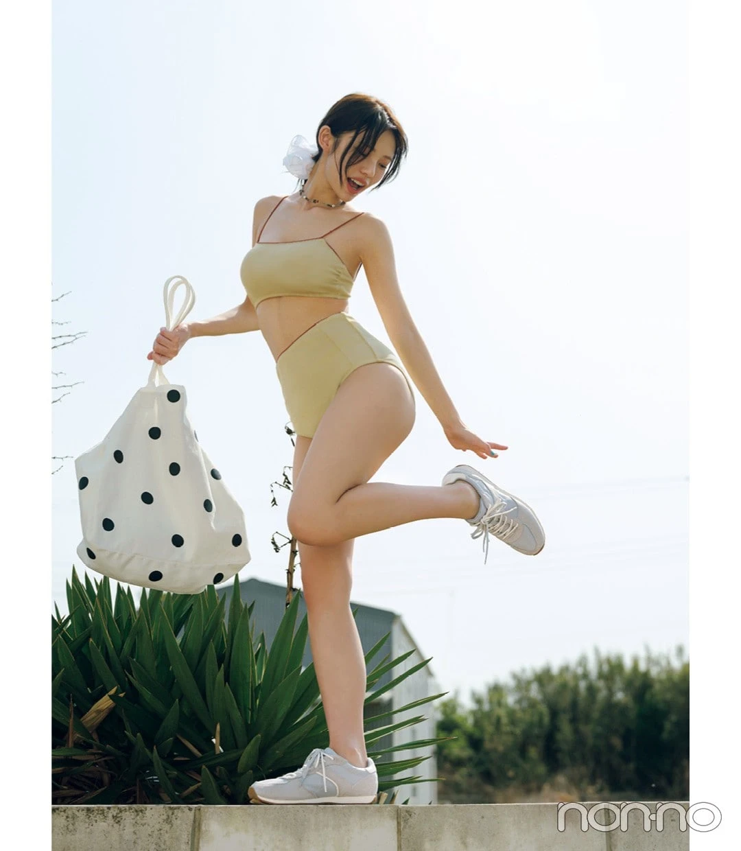 バイカラーの水着を着た菊地姫奈