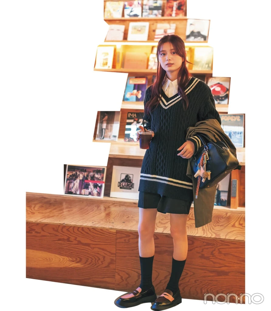 紺野彩夏のブックカフェに行く時のコーデ