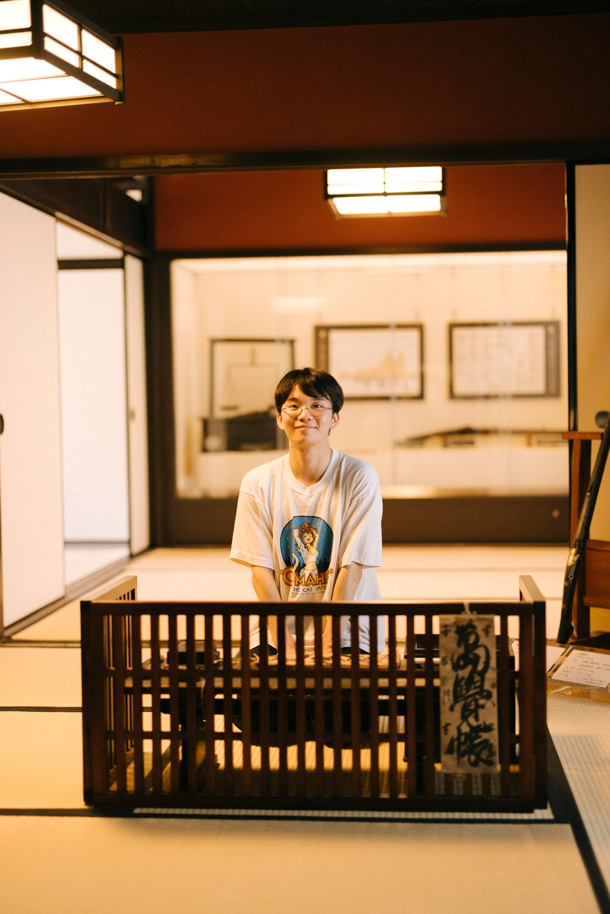 鉄炮鍛冶屋敷のみせの間に座る友野一希さん
