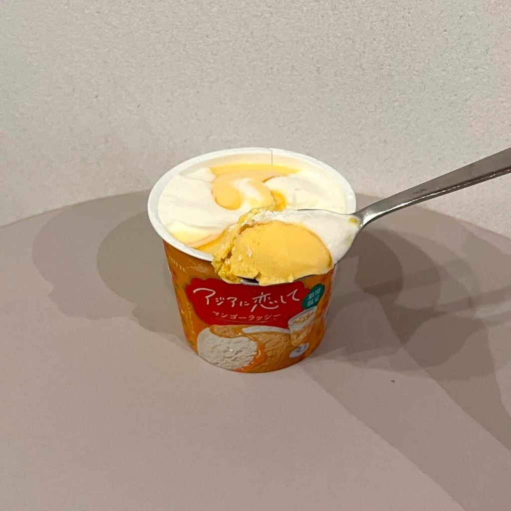 濃厚なマンゴーソースと爽やかラッシーアイス
