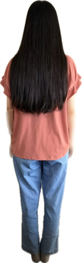 ヘアドネーションをする前に後ろから撮った全身写真