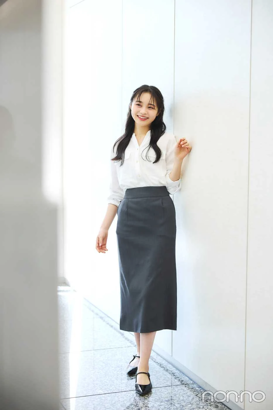 セレクトのグレースカートを履く林芽亜里