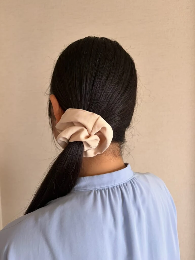サイドテールにシュシュをつけた姿(後ろから撮った写真)