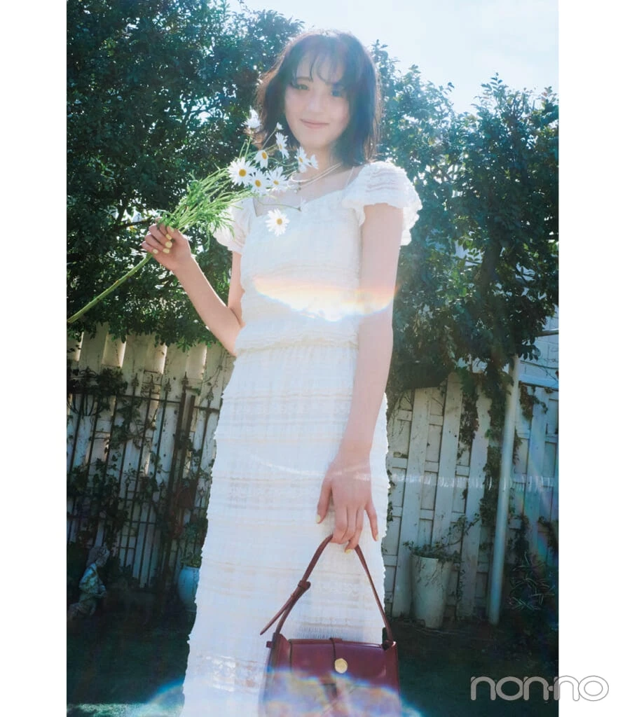 遠藤さくらが着る白レーストップス