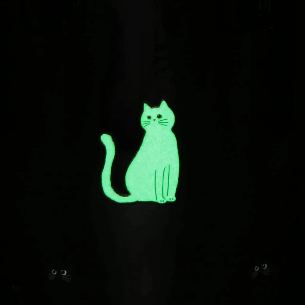 光る白猫のイラスト