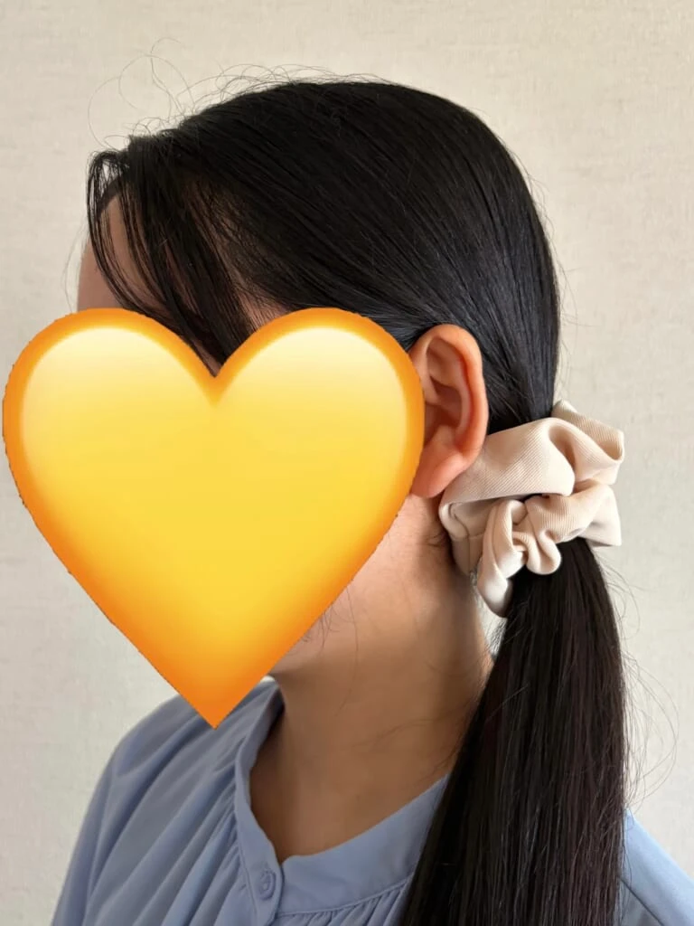サイドテールにシュシュをつけた姿(横から撮った写真)