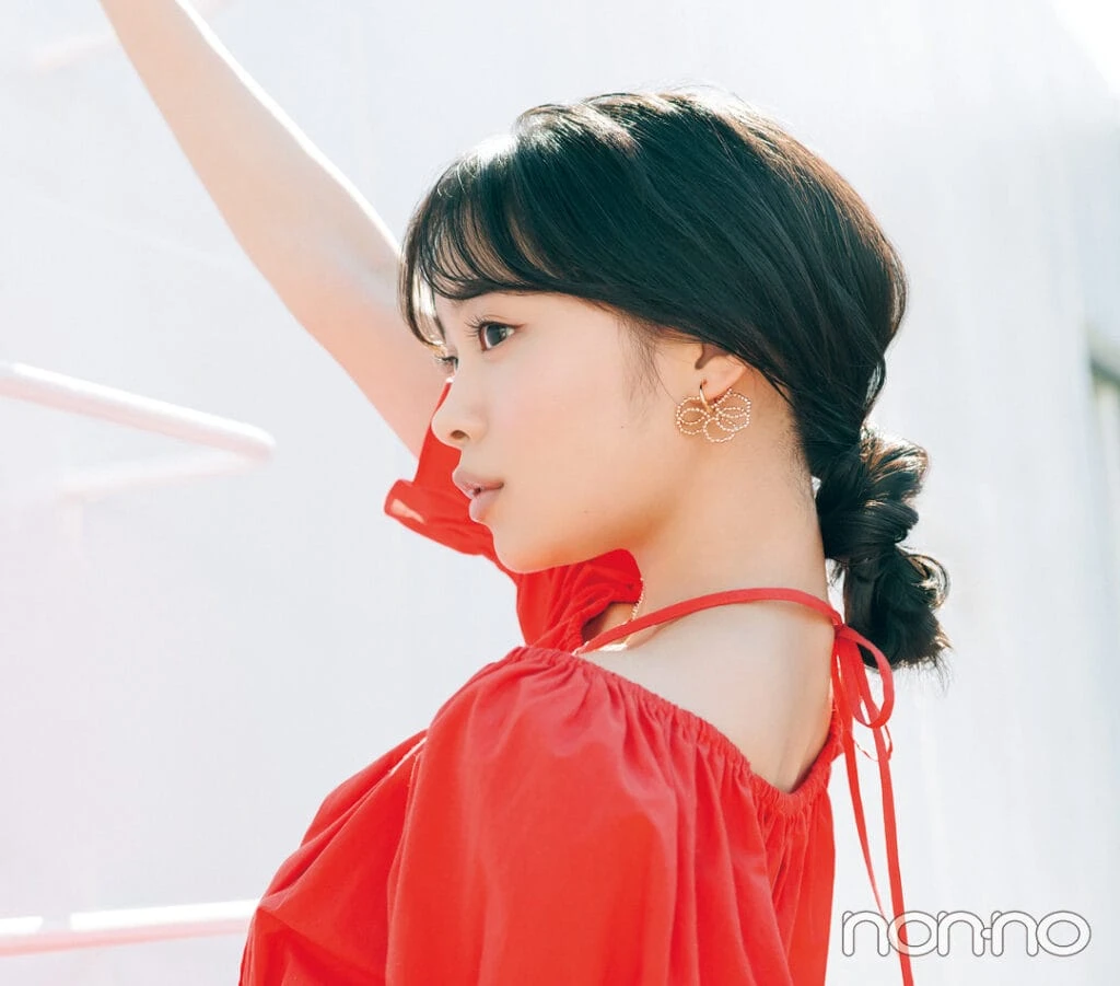 林芽亜里のアップヘアアレ、低めダブルシニヨン