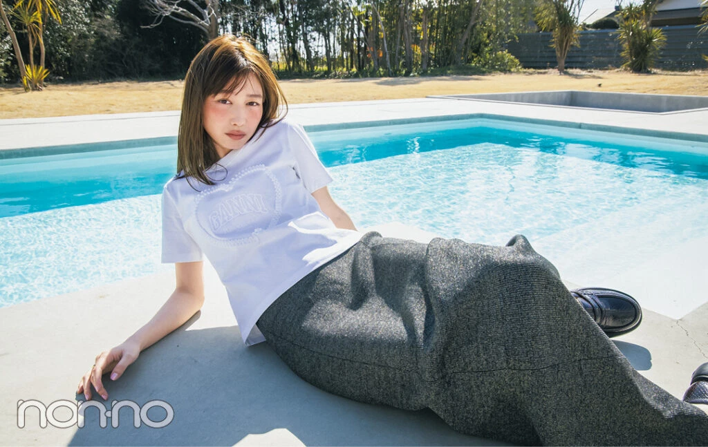 GANNIのTシャツを着た岡本夏美