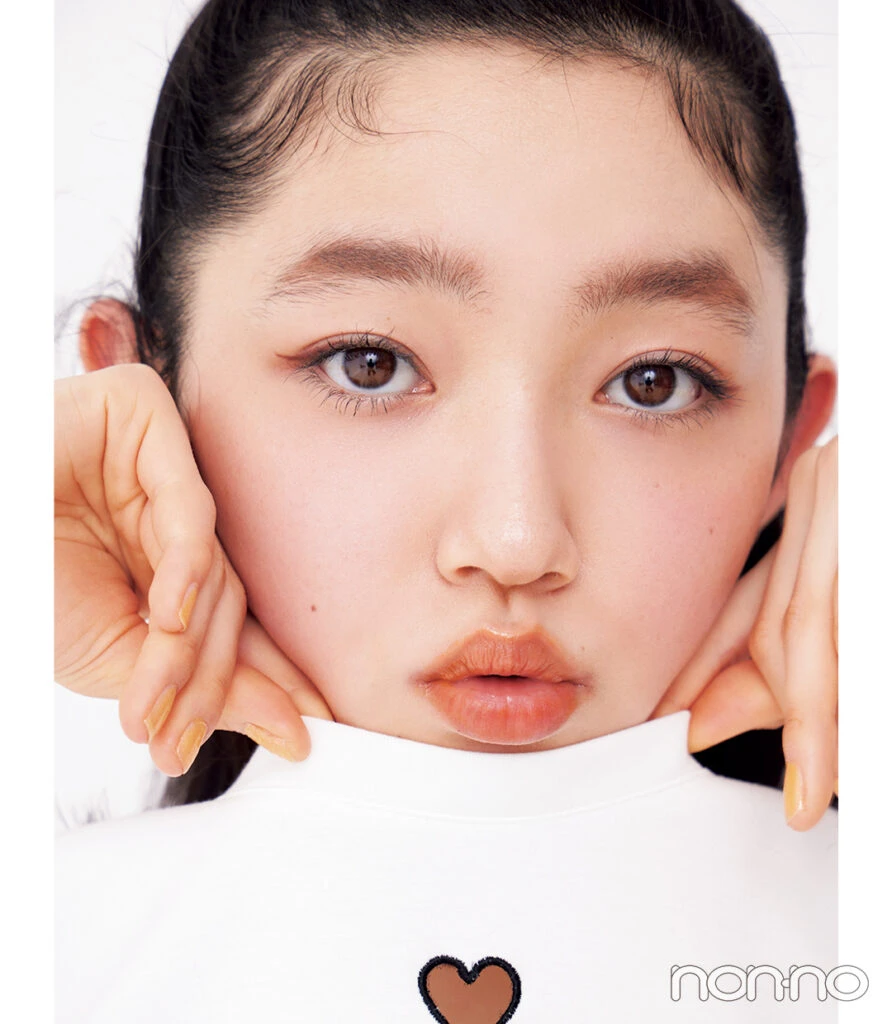 小宮山莉渚の20歳からの神コスメ大賞モデルカット2