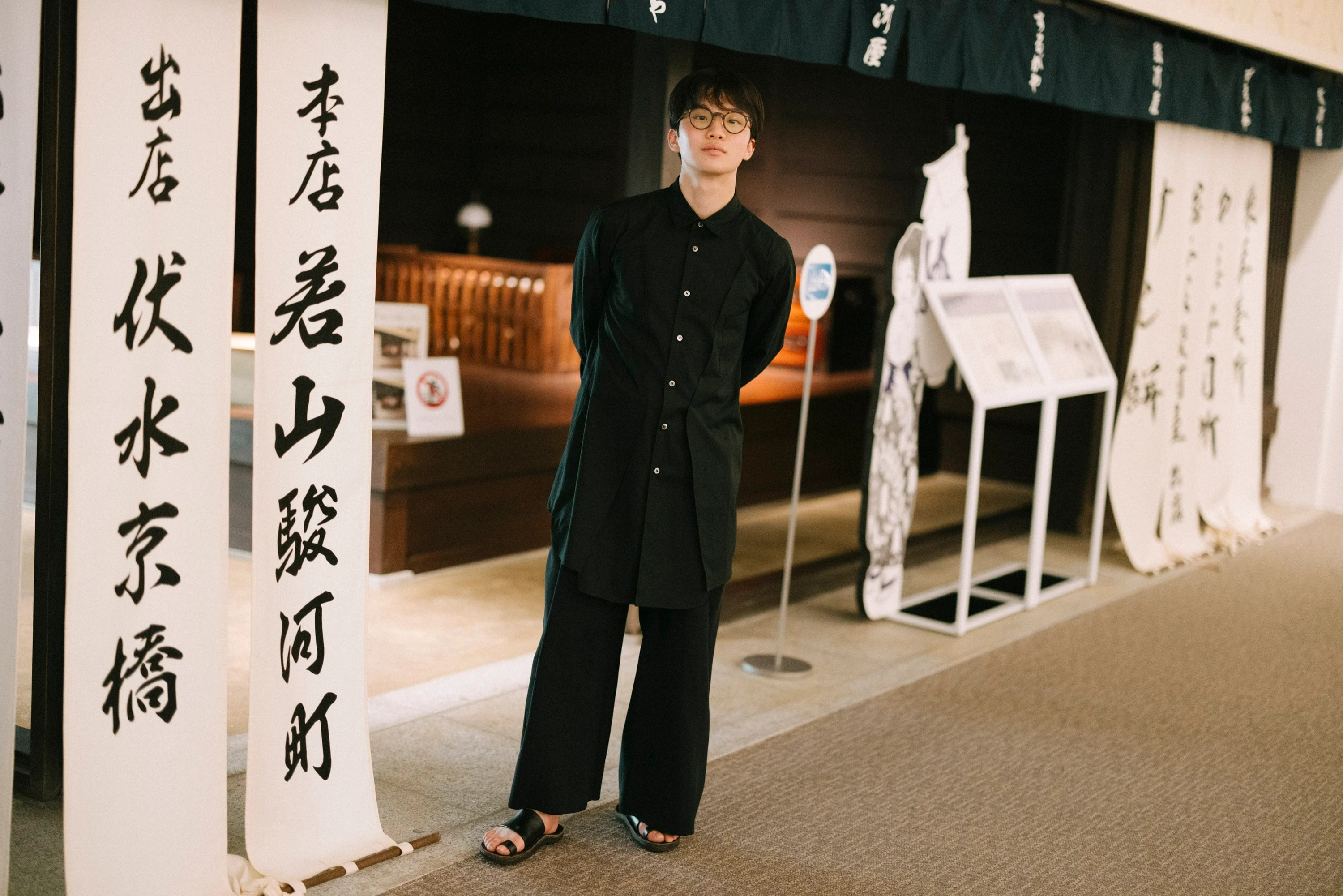 さかい利晶の杜の与謝野晶子記念館を見る友野一希さん