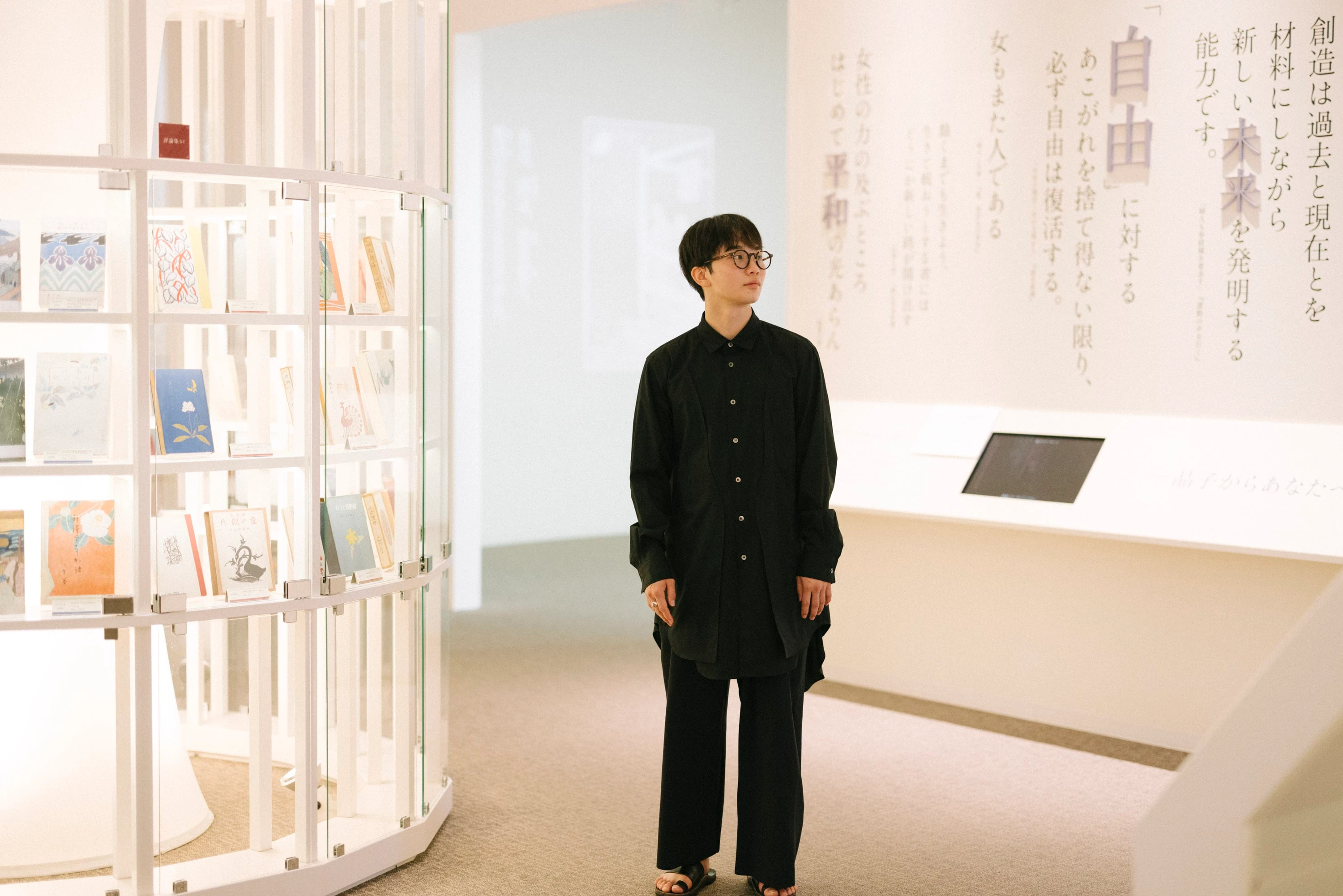 さかい利晶の杜の与謝野晶子の作品世界に触れる友野一希さん