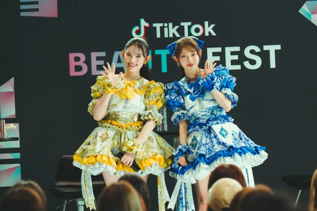 「メイベリン ニューヨーク」ステージに登壇した、超ときめき♡宣伝部の辻野かなみさん・菅田愛貴さん