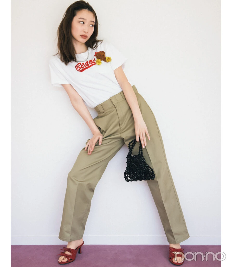 カレッジロゴTシャツを着た岡本夏美1