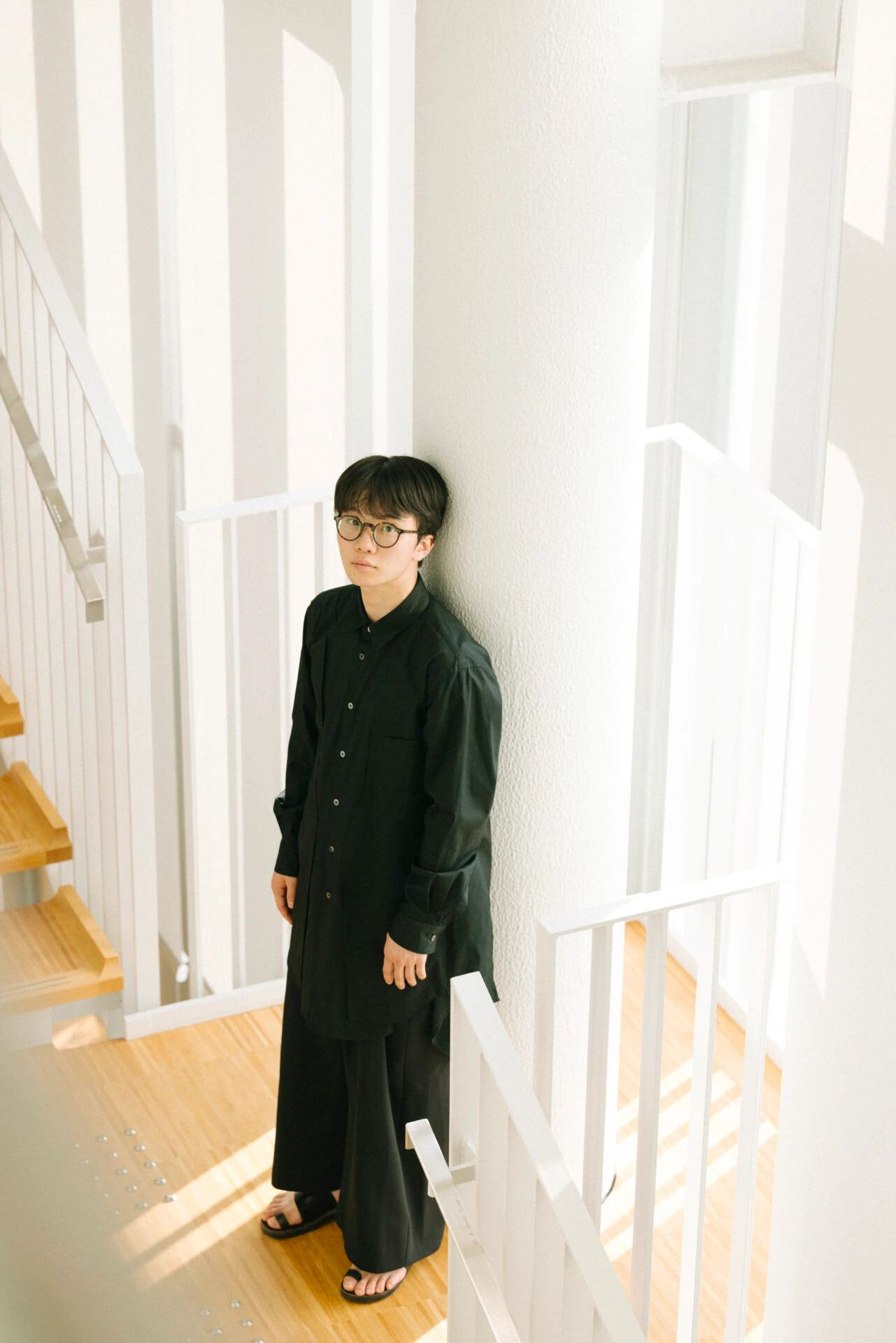 さかい利晶の杜の階段に立つ友野一希さん