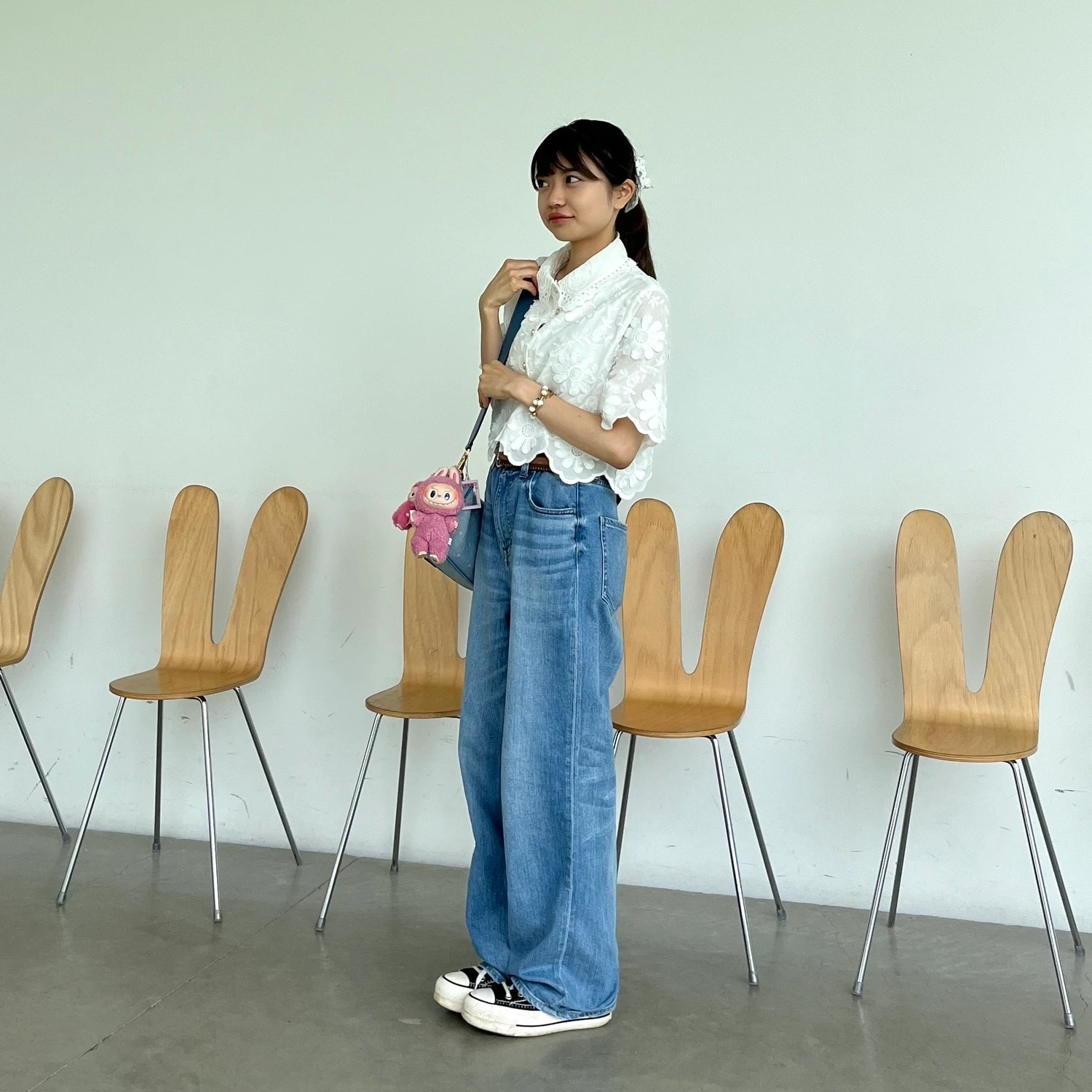 白レースシャツにストレートデニムを合わせた甘めカジュアルの大学生コーデ