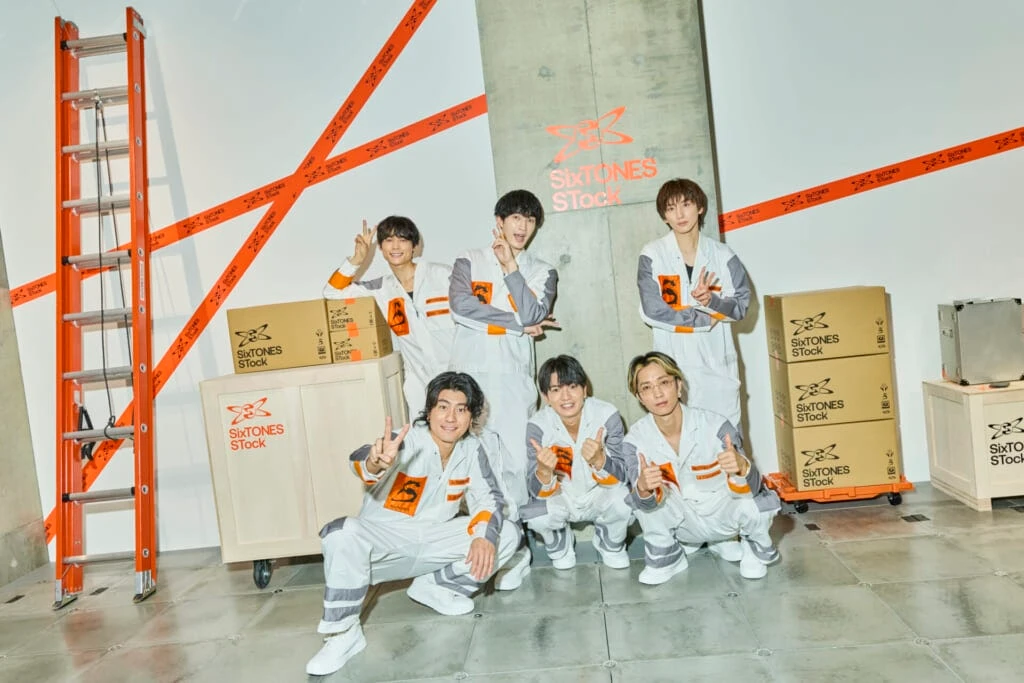 SixTONES6人集合写真倉庫内