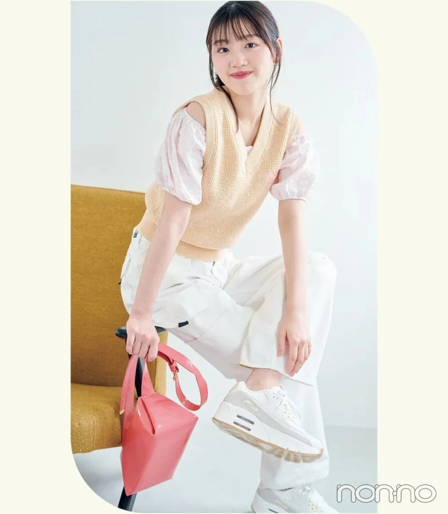佐々木美玲の大学生1週間コーデ、月曜日のニットベストスタイル