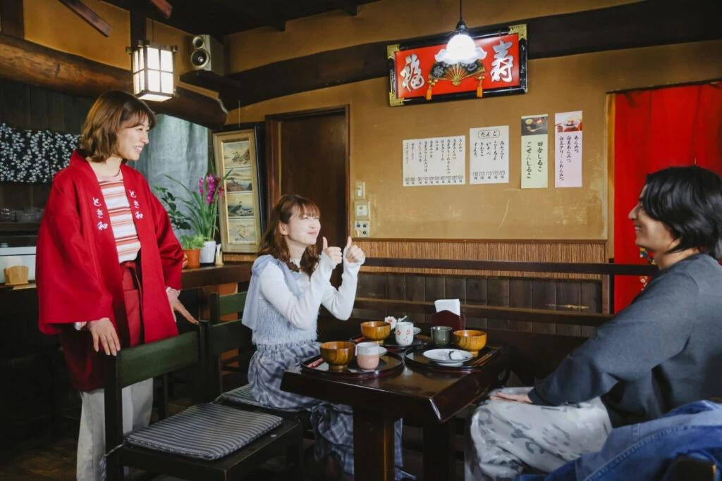 ドラマに登場する和菓子屋で話す岡本夏美、瀧本美織、ガルフ・カナーウット