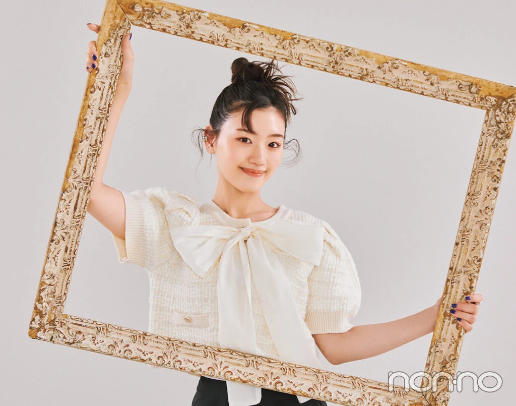 佐々木美玲の小顔テクニック12 ビッグなボウタイの存在感で可愛げも盛れちゃう