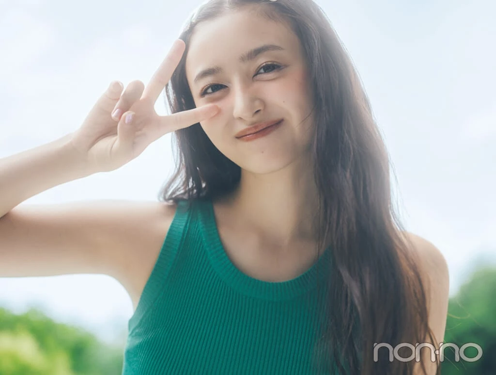 フォトジェニックな写真を撮るアイディア8 夏空をあおって撮るならビビッドタンク×日焼けチークで