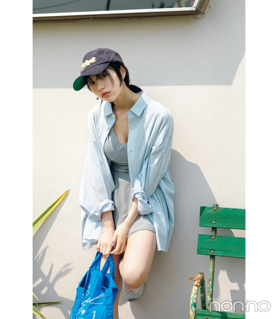 菊地姫奈のタウンユースなトレンド水着 ワンピース×メンズシャツ