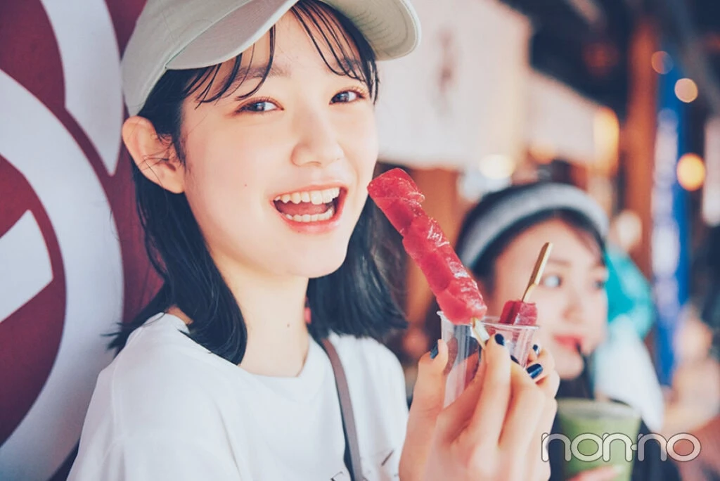 香音と小宮山莉渚の豊洲 千客万来での食べ歩き写真