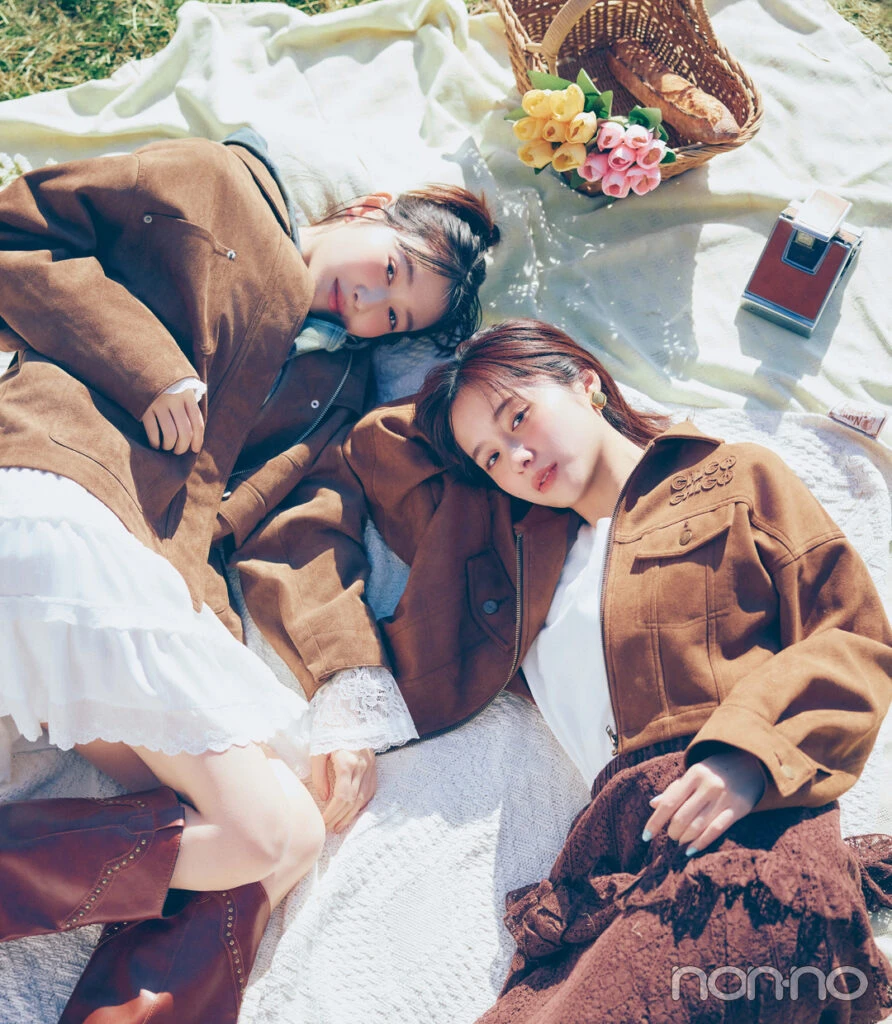岡本夏美と堀田真由のピクニックに行く時の春アウター「スウェードジャケット」