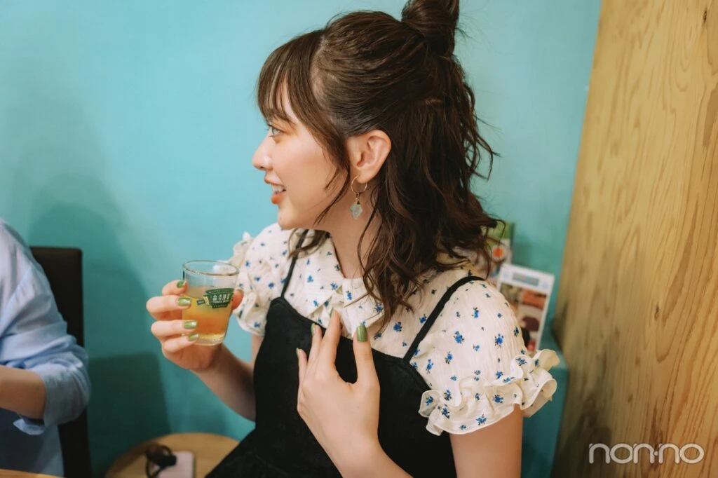 ビール片手に横を向いて話す村上なずな