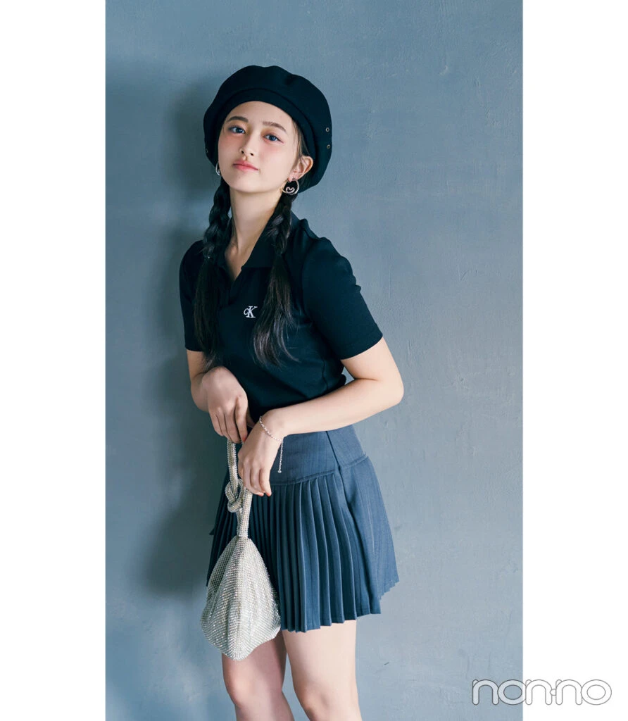 井上和が着る、黒のポロトップス×プリーツミニスカのコーデ