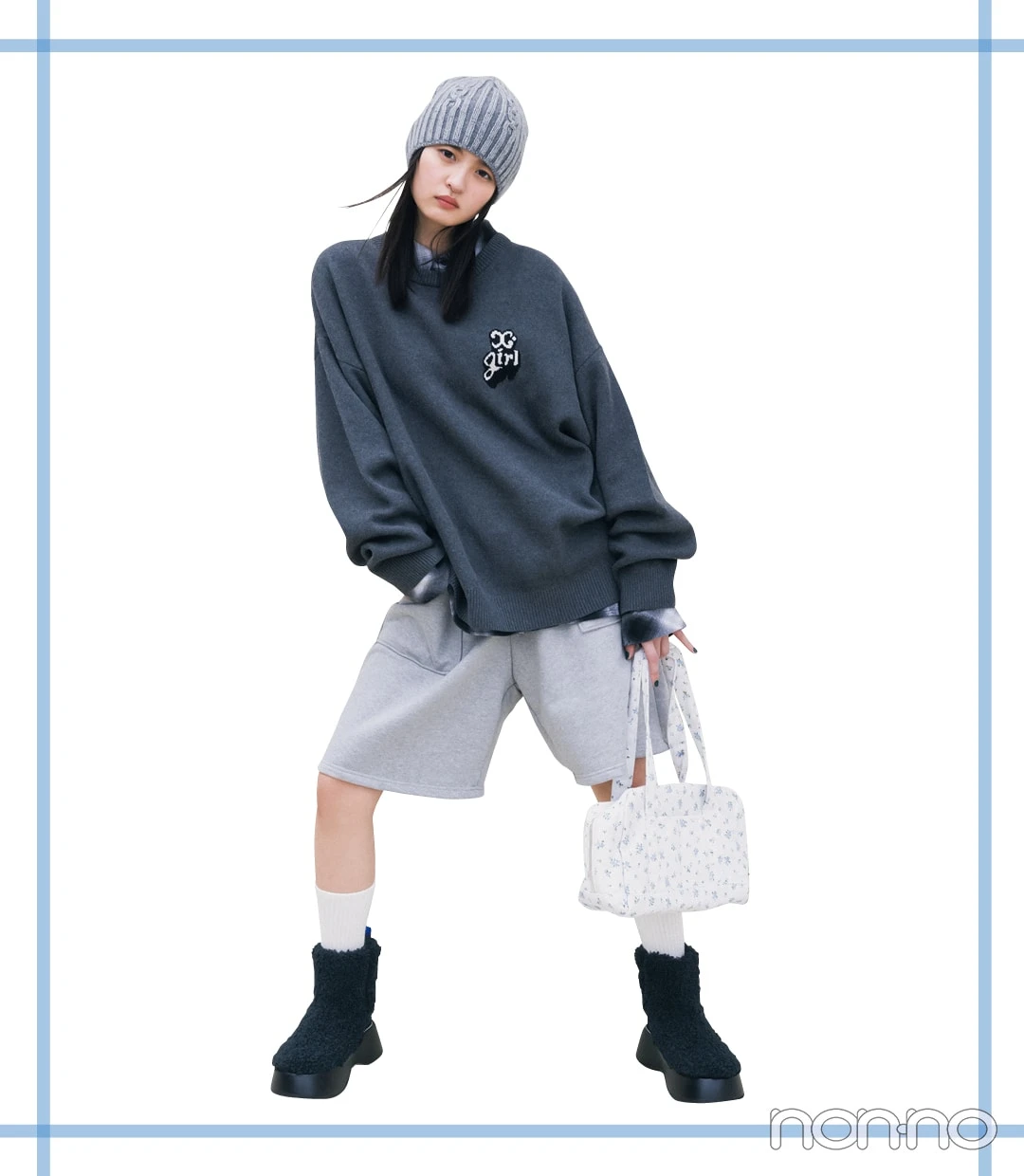 グレーニット×スウェットショーパンのカジュアルコーデ