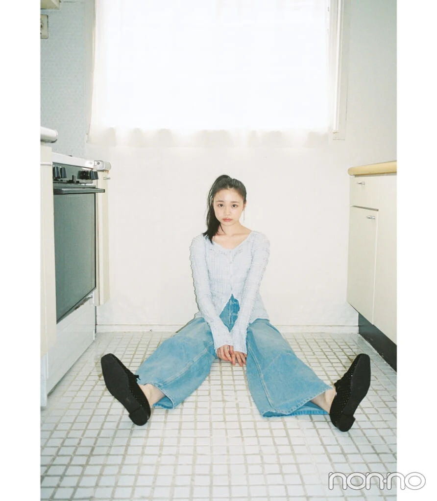 林芽亜里のフリルトップス×デニムコーデ