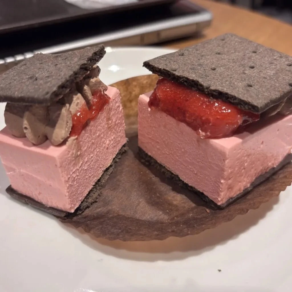 スタバ新作　クッキーサンドストロベリーアンドチョコ