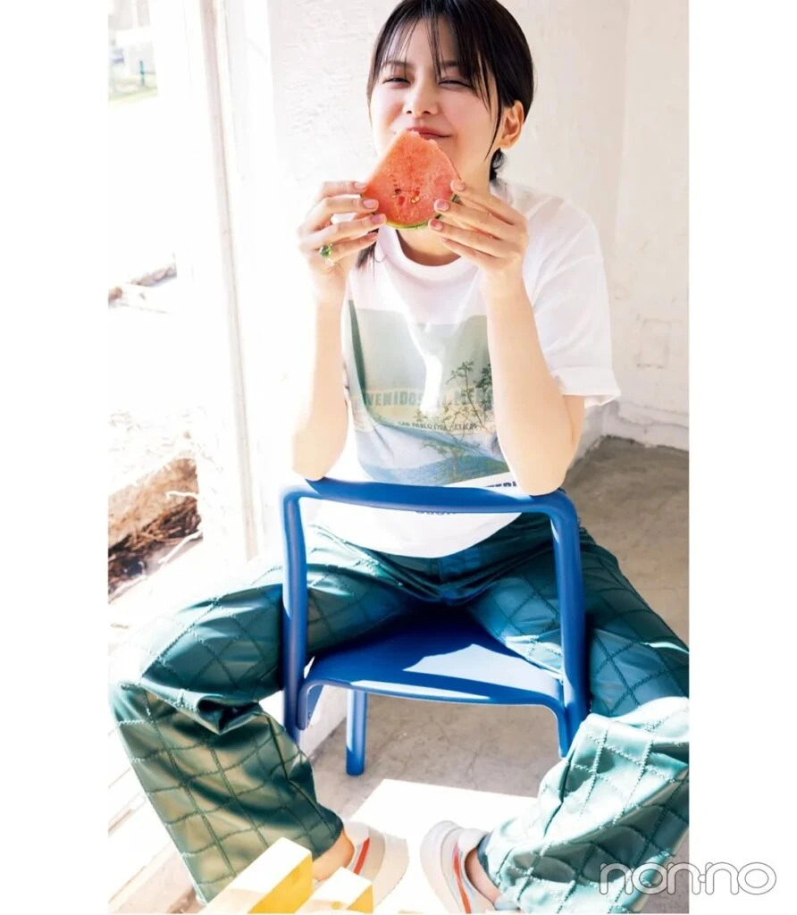 渡邉理佐の大学生1週間コーデ、木曜日のフォトTシャツスタイル
