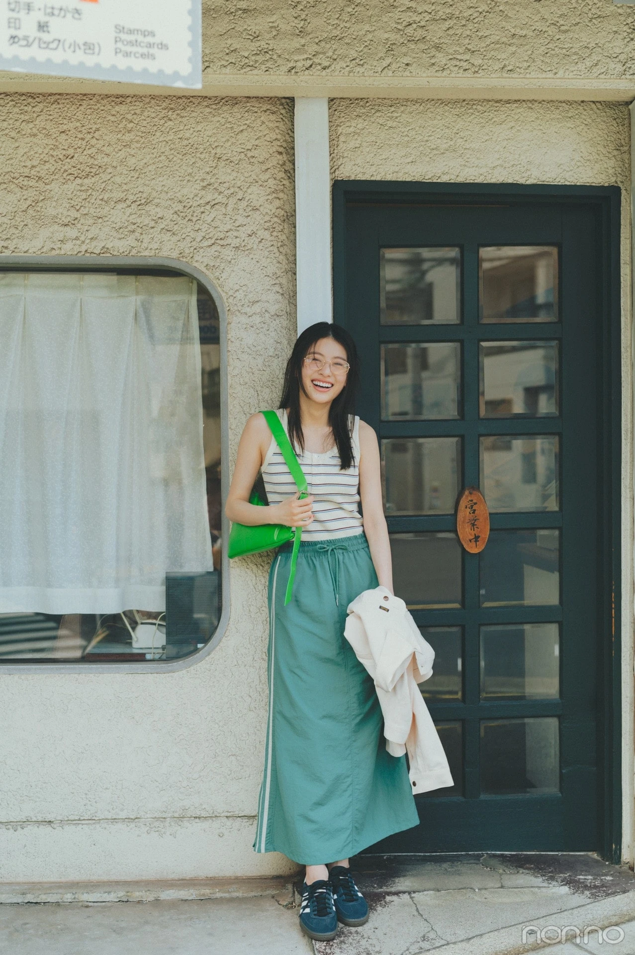 出口夏希の緑コーデの全身