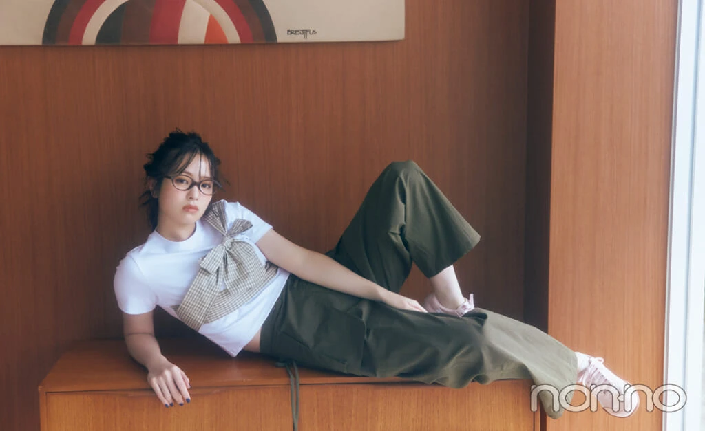 横田真悠のリボンTシャツコーデ