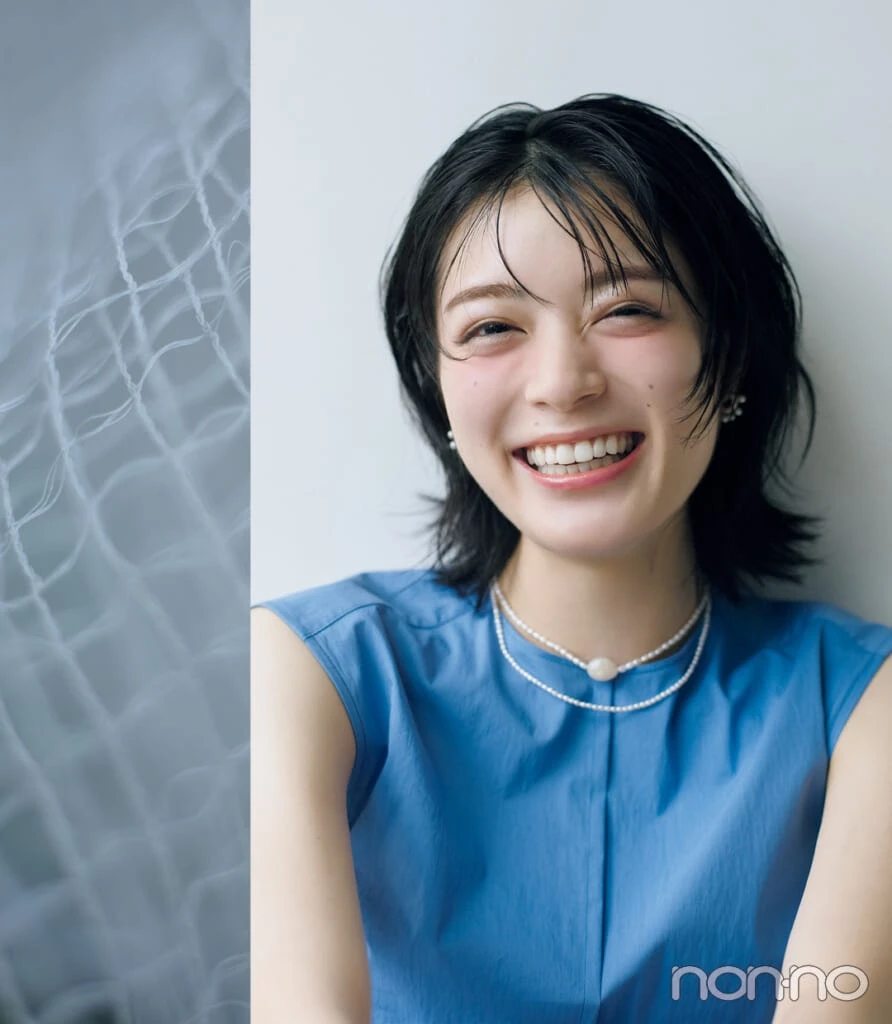 夏のバロックパールのアクセサリーを付ける吉田美月喜