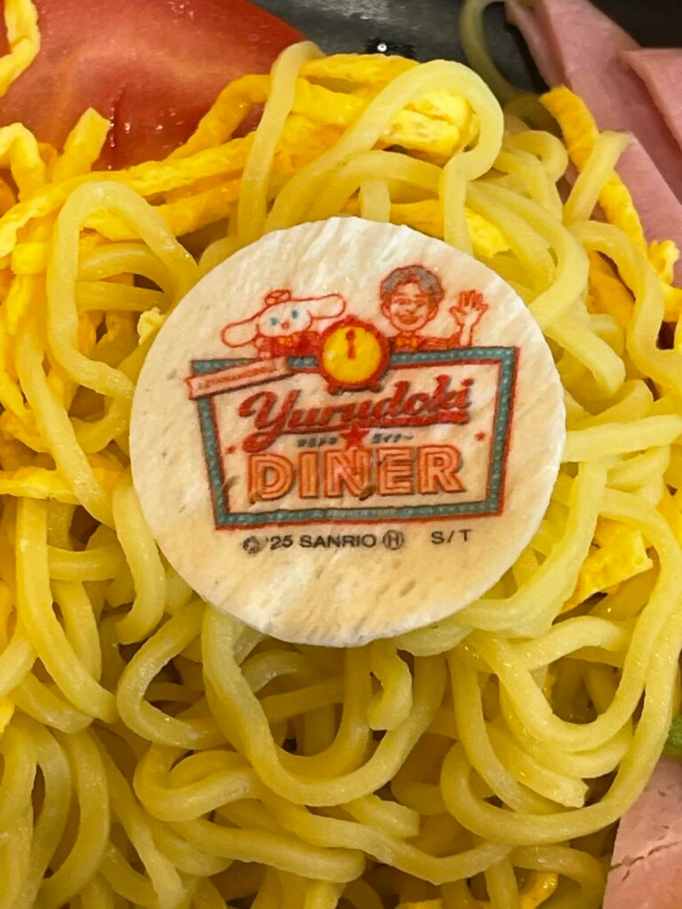 ゆるドキ☆ダイナーで注文した冷やし中華に乗っているロゴの画像です。