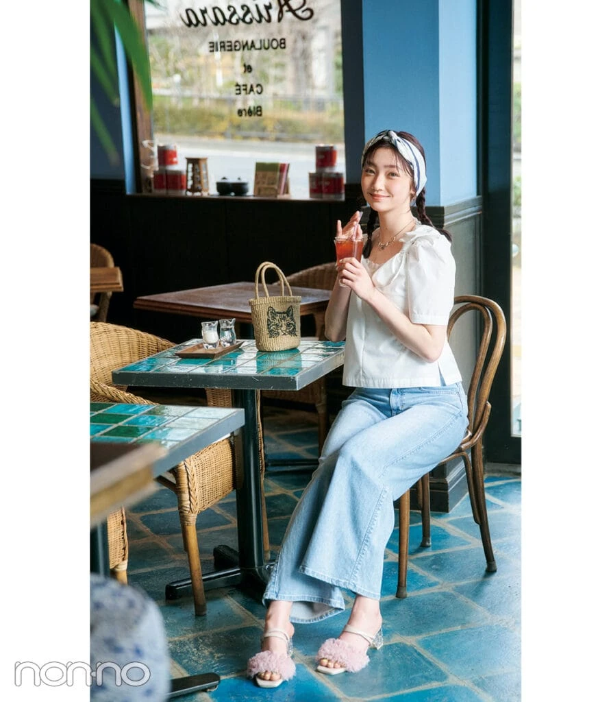 ガーリーシアーサンダルを着用した夏のお出かけコーデ