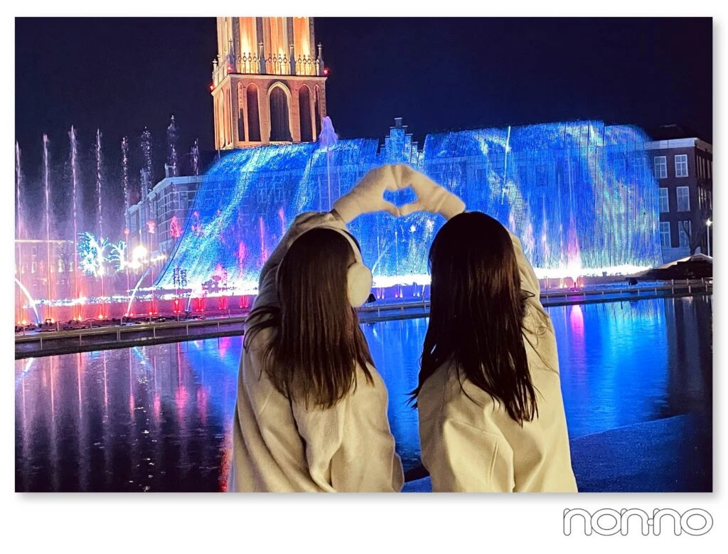 「ウォーターガーデン」での噴水ショーを背景にした写真
