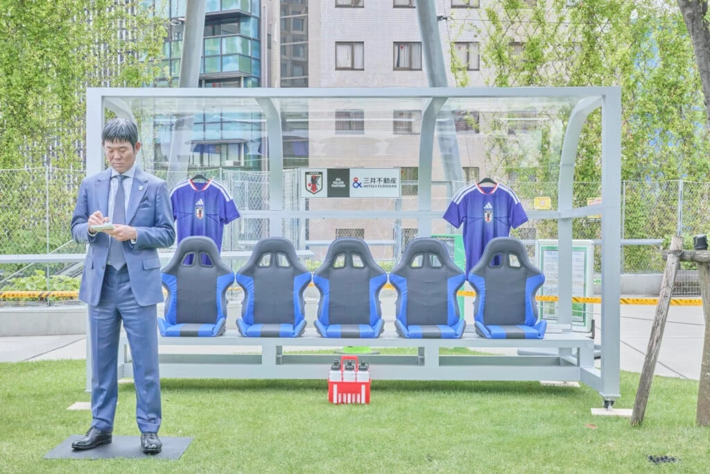 森保監督の等身大フィギュア