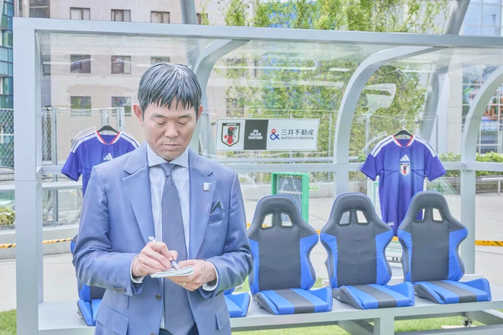 メモをとる森保監督フィギュア