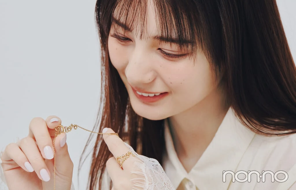 小坂菜緒が身につけるDior
ディオール アムール