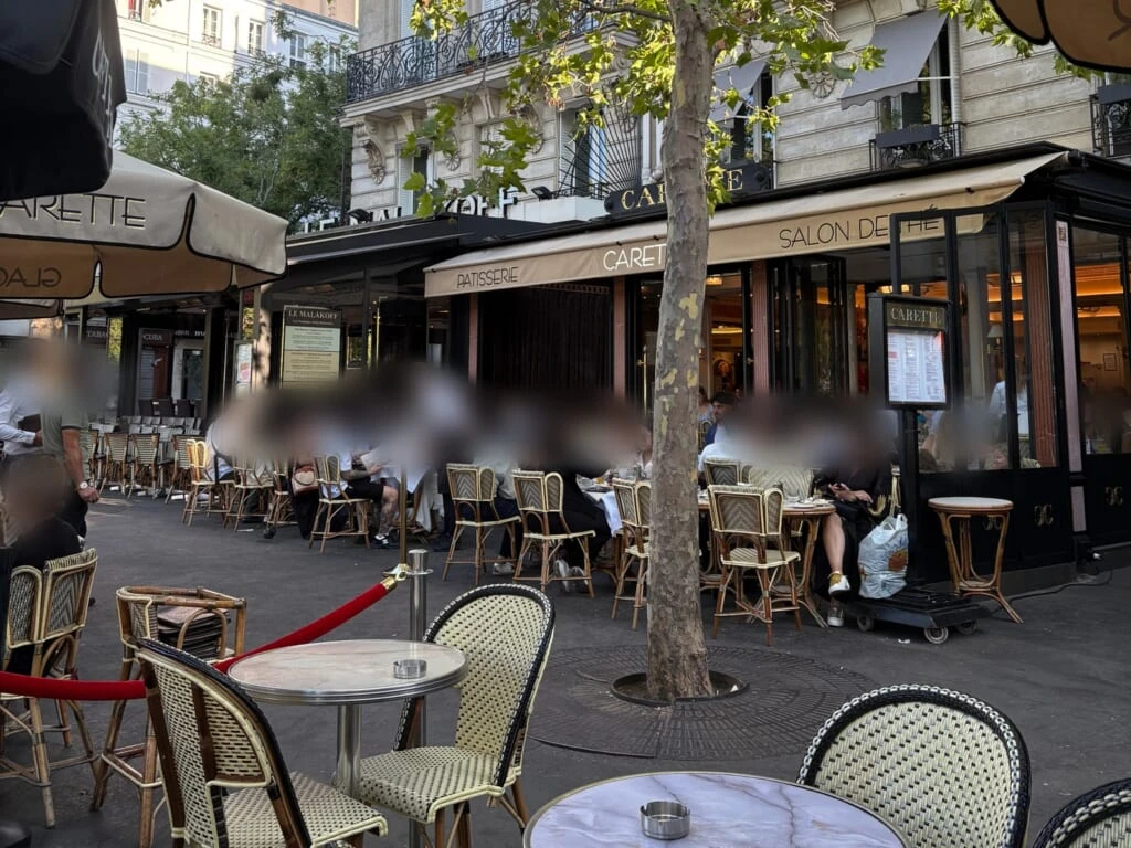 フランス・パリ、トロカデロ広場にあるカフェ〈Carette（カレット）〉のテラス席