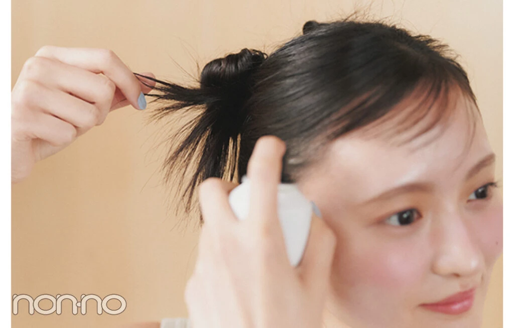 おだんごヘアの手順4、スプレーを吹きかけて毛先を散らす