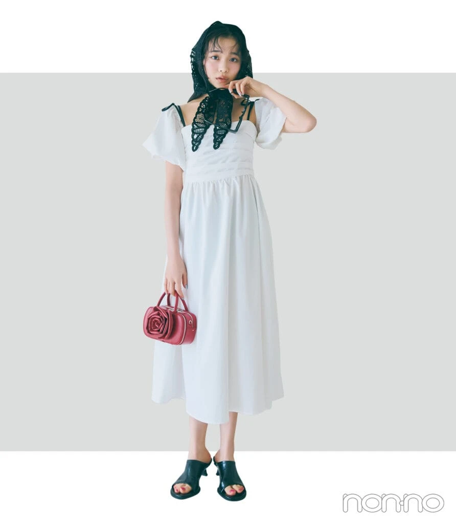 林芽亜里が着るモノトーンコーデに差し色で赤バッグをプラス
