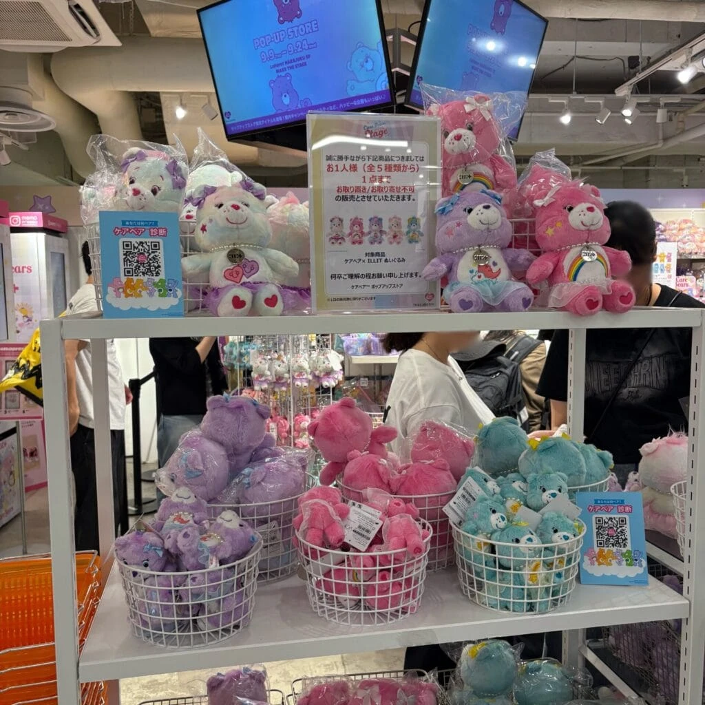 ILLITコラボグッズのディスプレイ